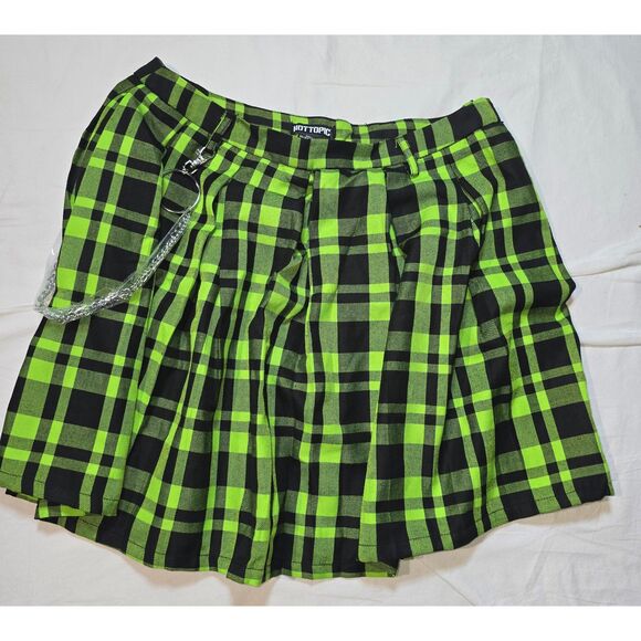 Hot Topic Dresses & Skirts - Hot Topic Green Plaid Chain Pleated Skirt - Size Medium - NWT - 86